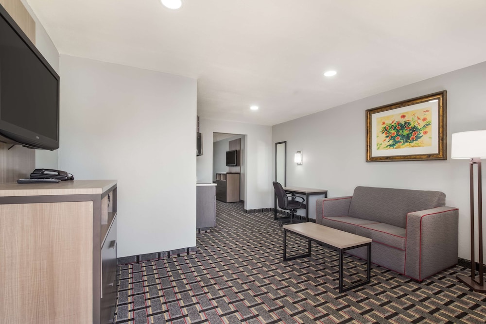 Suite, 1 King Bed, Pets Not Allowed - Photo 2