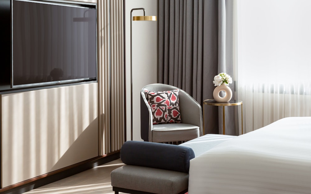 Classic Room, 1 King Bed, Club Lounge Access (Amir Temur Square View) photo 3