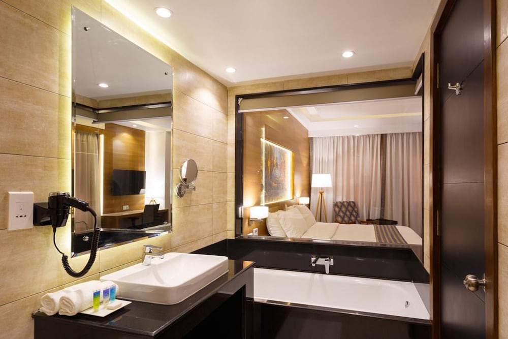 Executive Room with Balcony - Photo 10