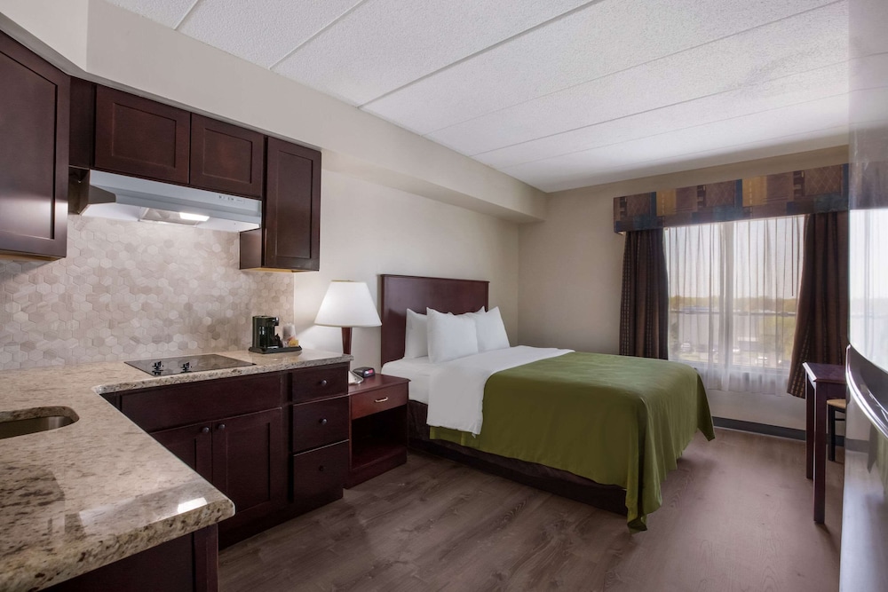Room, 1 Queen Bed, Non Smoking, Kitchen (Upgrade)