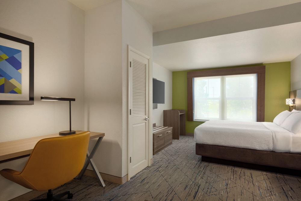 Suite, 1 King Bed - Photo 2
