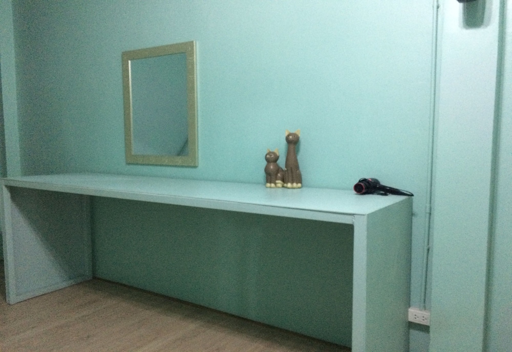 10-Bed Male Dormitory with Shared Bathroom photo 3