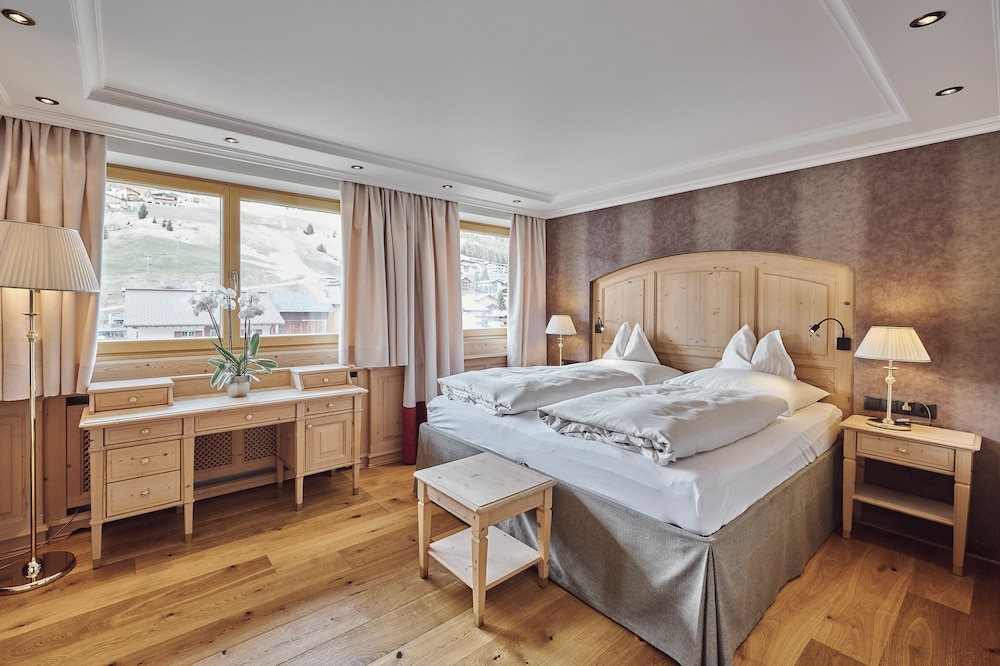 Superior Apartment, 2 Bedrooms, Sauna, Mountain View.