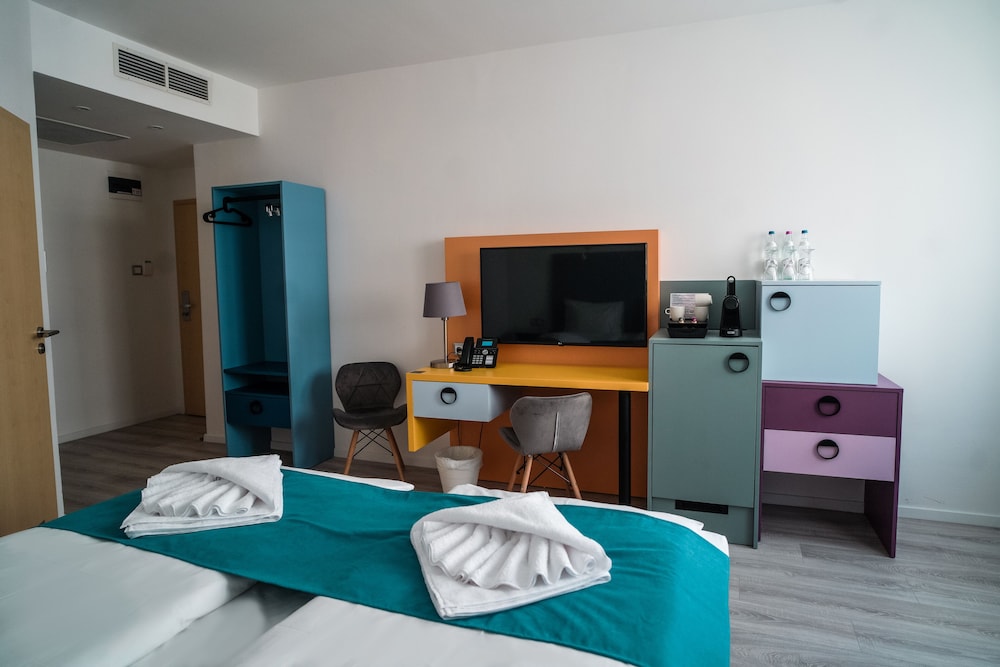 Standard Triple Room with Air-condition - Photo 2