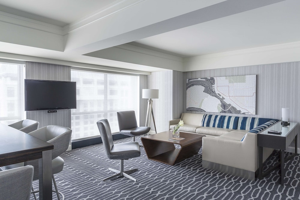 Signature Suite, 1 King Bed - Photo 1