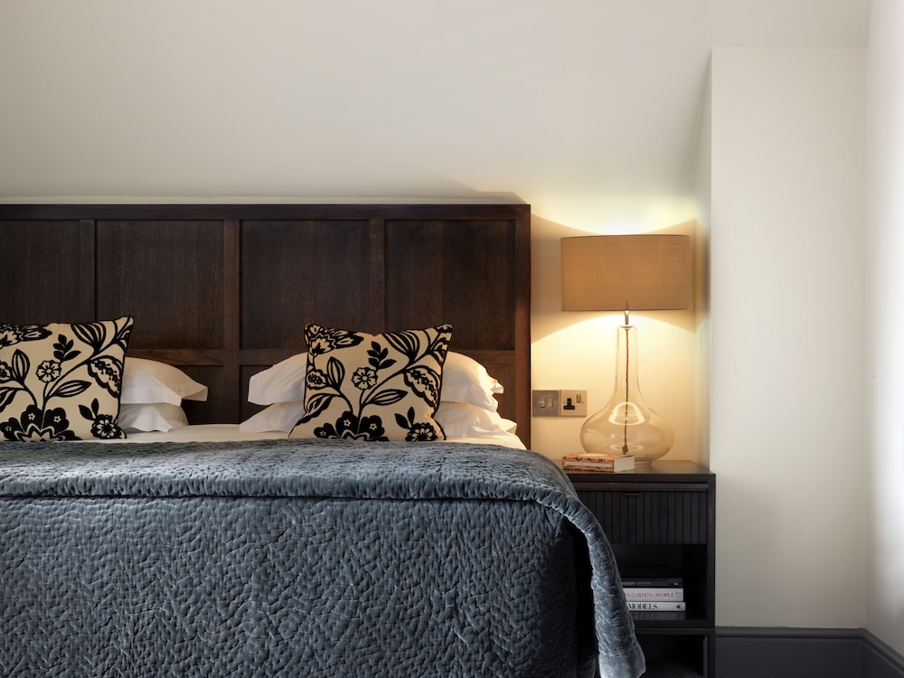 Deluxe Room, 1 Queen Bed photo 2
