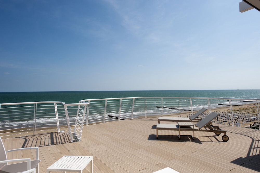 Panoramic Suite, Sea View (Beach Access Included) photo 2