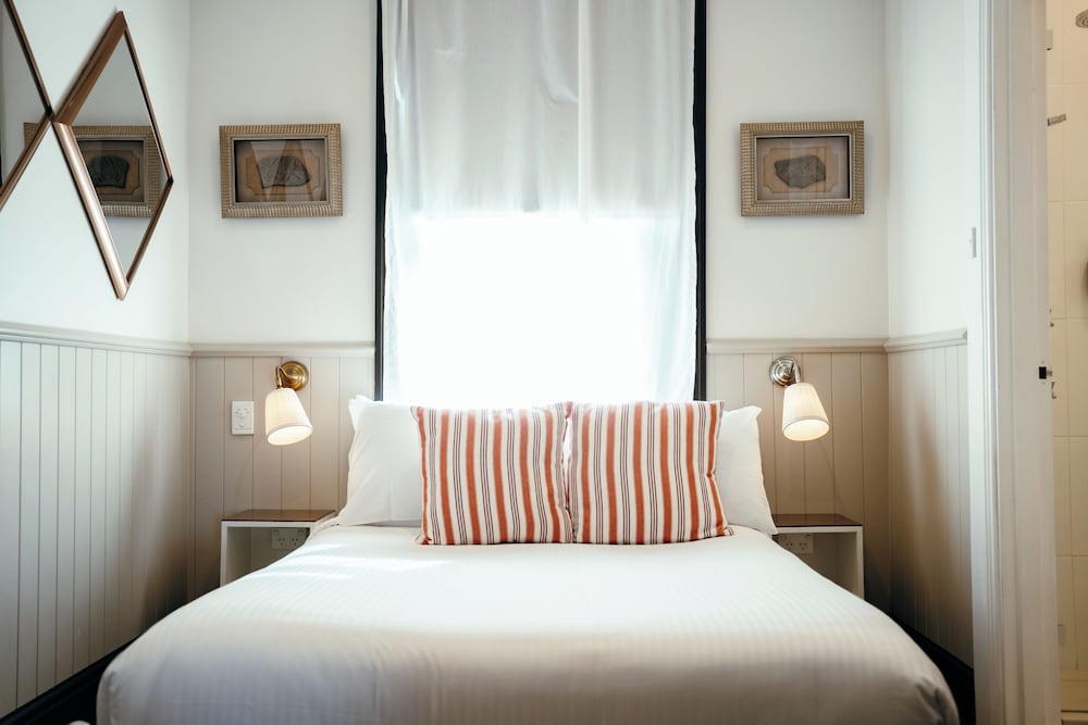 Double Room with Ensuite thumbnail 5