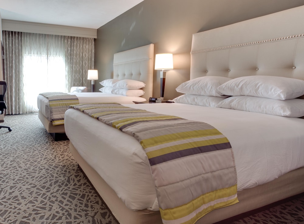 Suite, 2 Queen Beds, Refrigerator & Microwave (2 rooms, Sofa Bed) photo 2