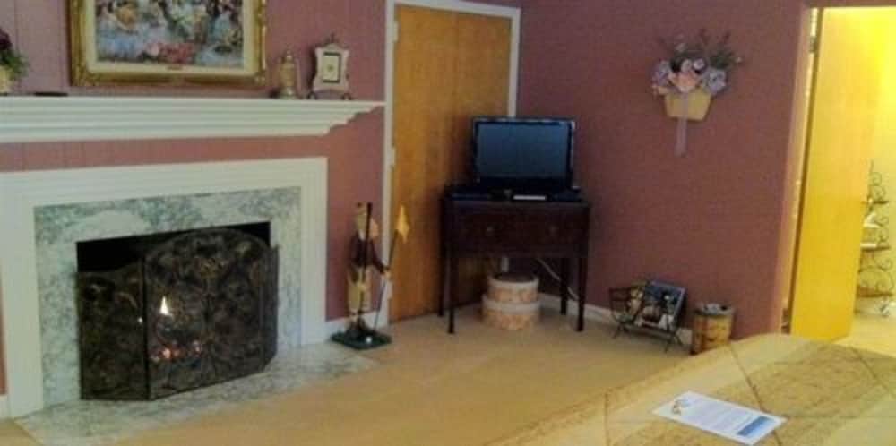 Deluxe Room, Private Bathroom (Hickory Hills Guest Room) photo 2