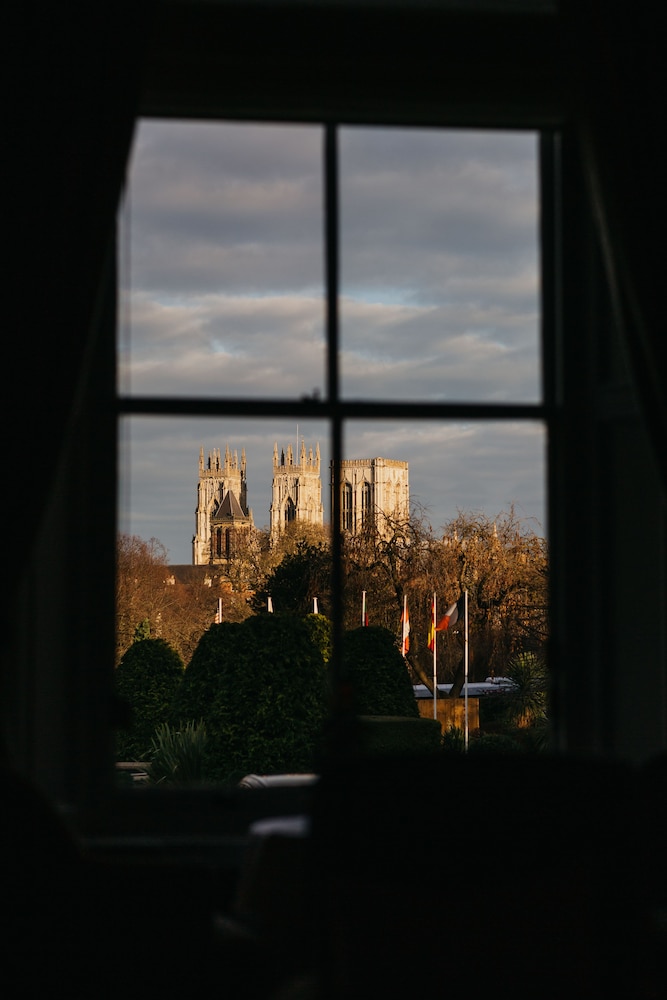Signature Suite, City View - Photo 6