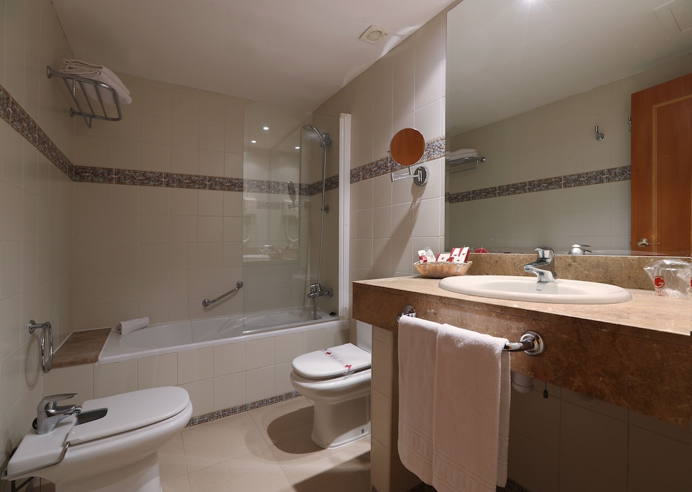 Superior Room (3 Adults) - Photo 4
