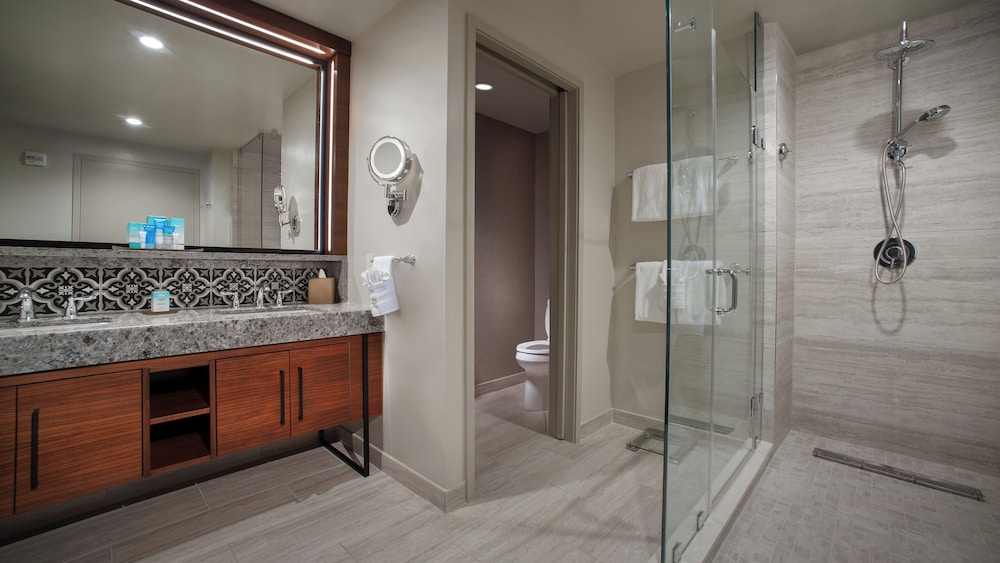 Tower - Deluxe Suite - Club Access - Photo 4