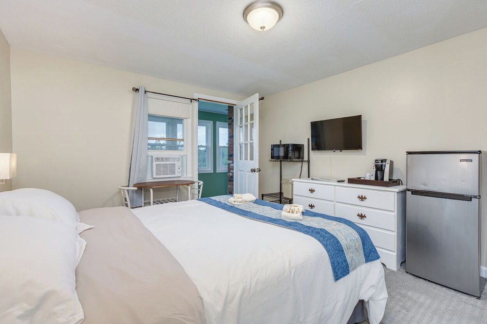 Basic Room, 1 Queen Bed, Non Smoking, Lake View