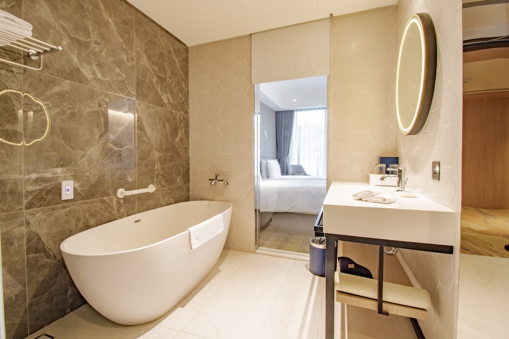 Classic Triple Room, River View - Photo 3