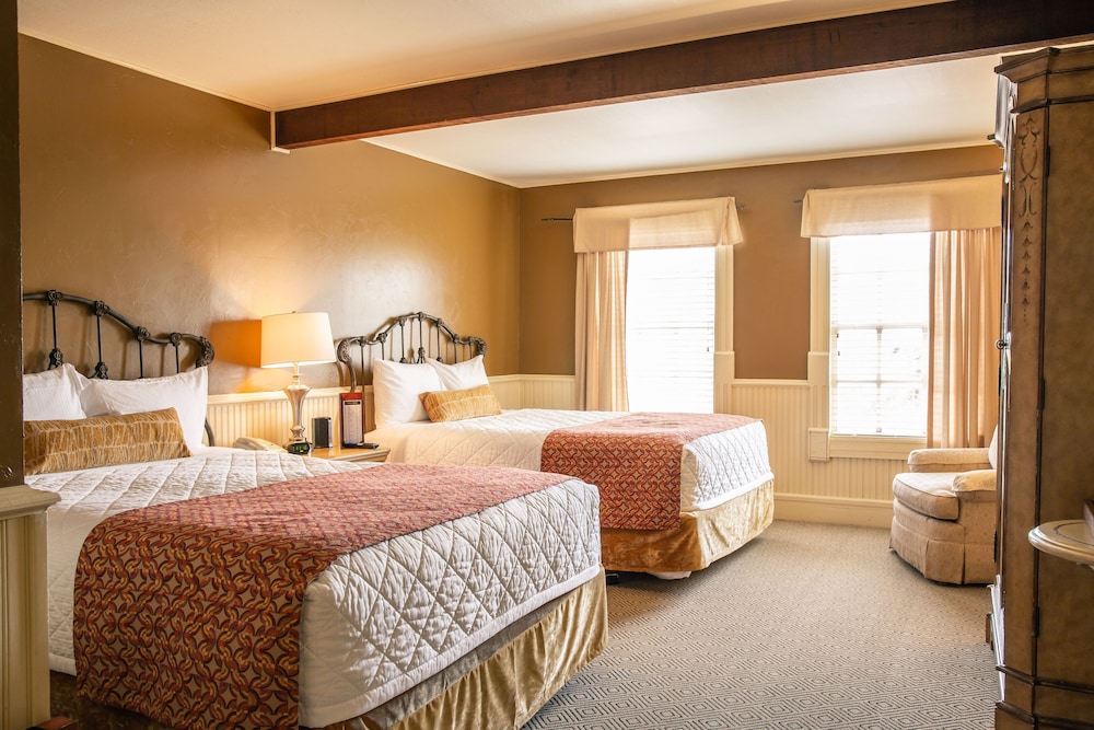 Standard Room, 2 Queen Beds - Photo 1