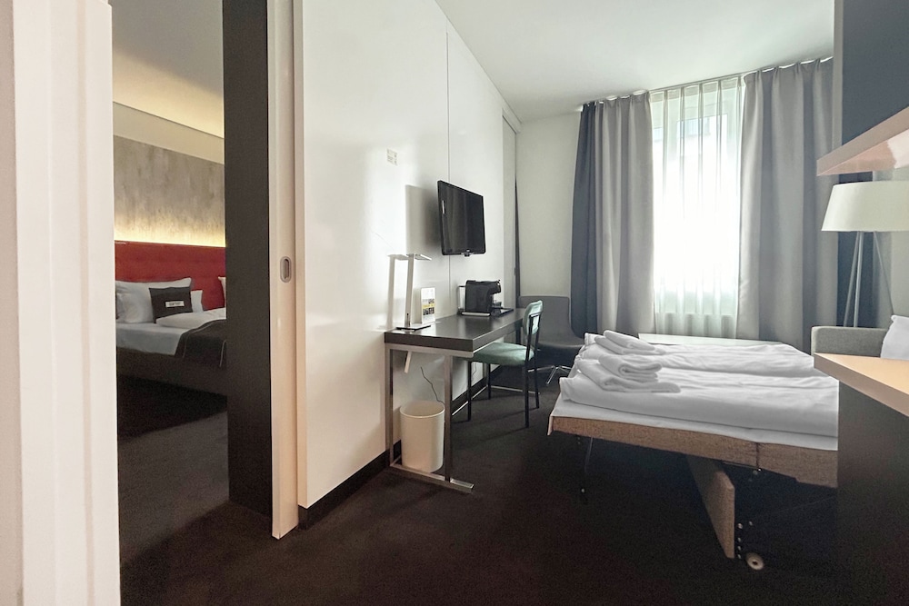 Premium Room, 1 Queen Bed, Kitchenette (Up to 3 Adults) thumbnail 6