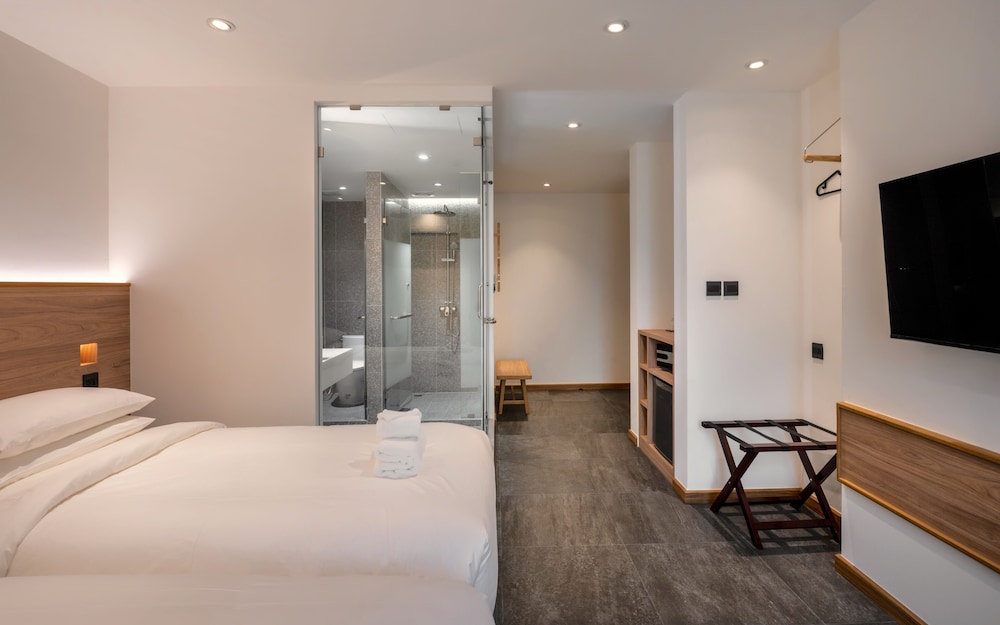 Superior Room, 2 Twin Beds, Private Bathroom, City View