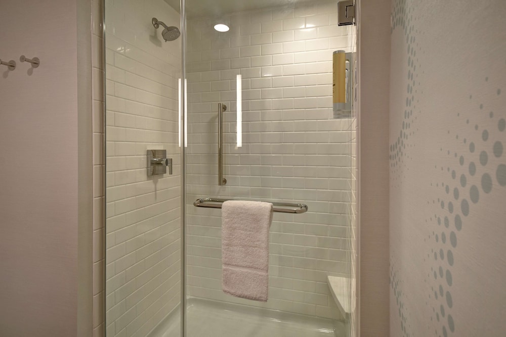 Room, 2 Queen Beds, Accessible (Hearing) - Photo 5