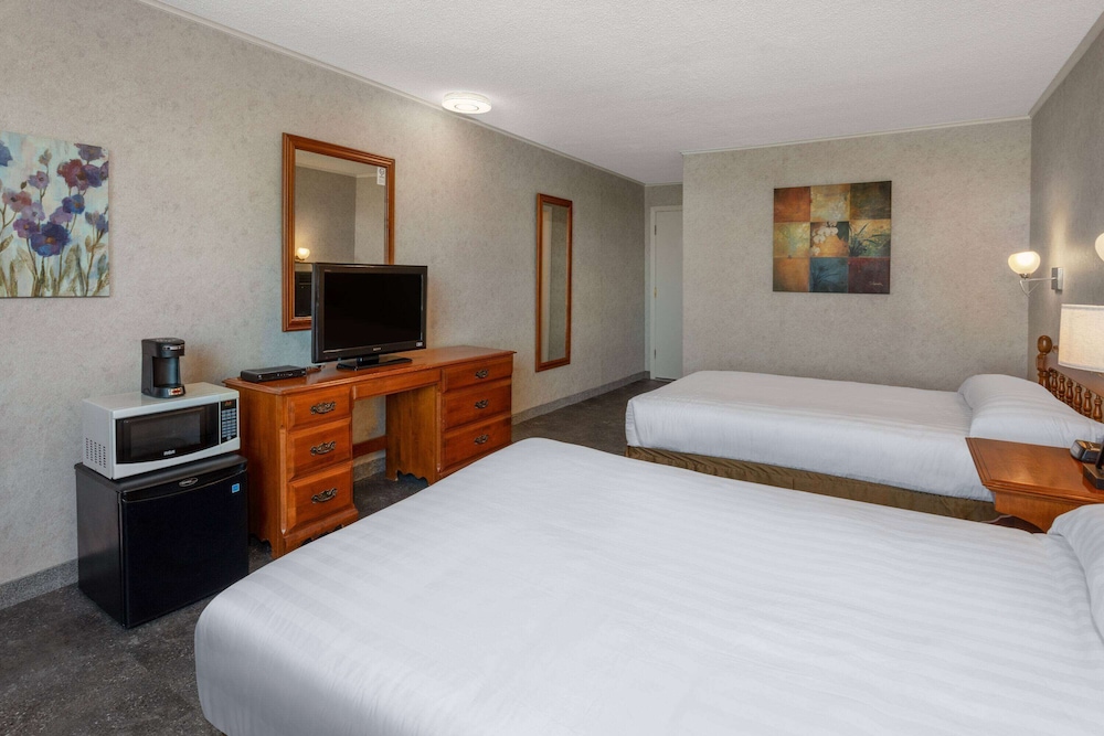 Room, 2 Double Beds, Non Smoking - Photo 2