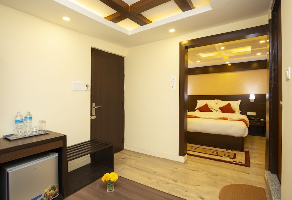 Suite - Photo 1