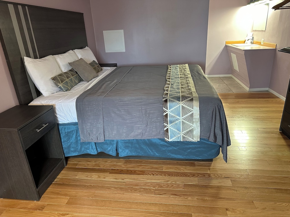 Standard Room, 1 King Bed - Photo 3