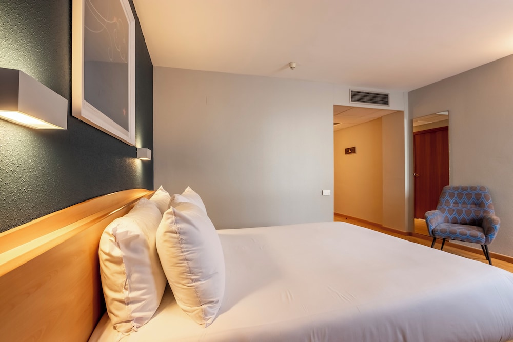 Room - Photo 13