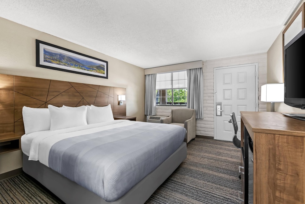 Standard Room, 1 King Bed, Non Smoking - Photo 6