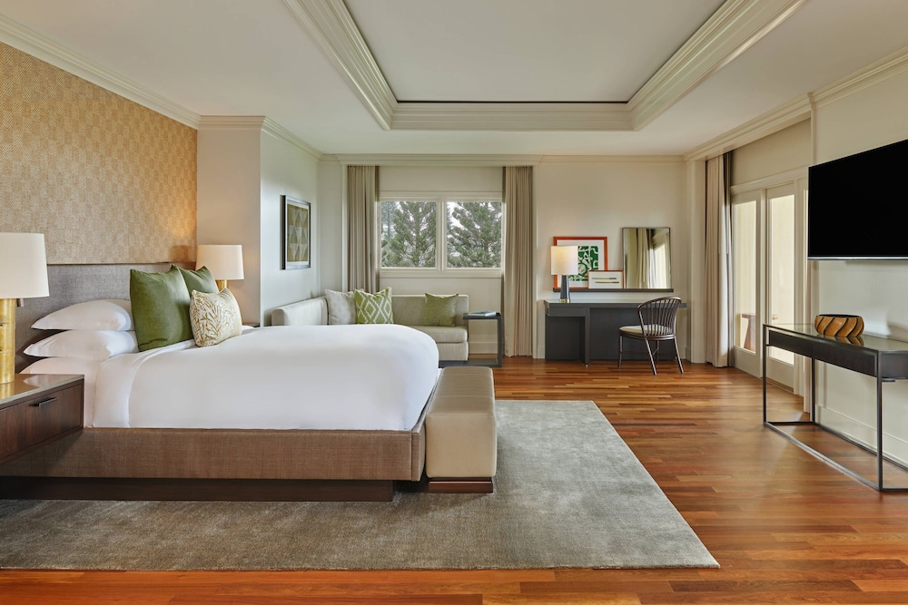 Ritz- Carlton Presidential Suite, Club Lounge Access, 1 King, Oceanfront