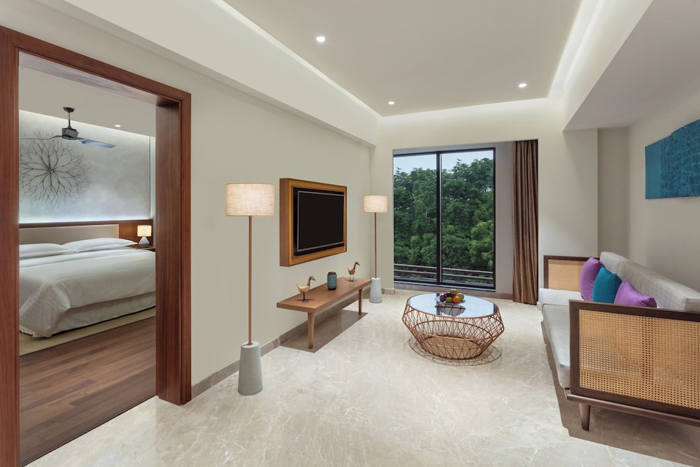 Executive Suite, 1 King Bed, City View