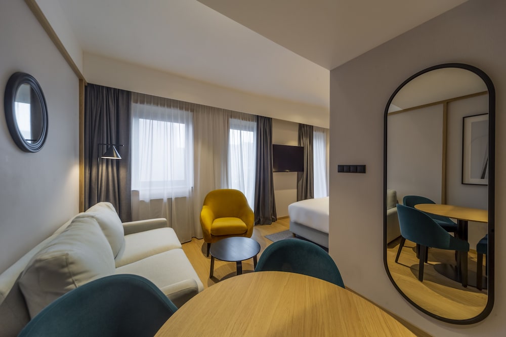 Family Room (Spa Access) - Photo 7