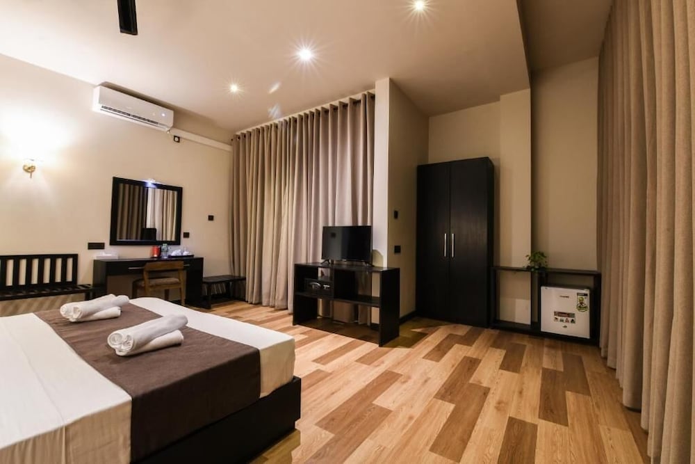 Superior Triple Room, 1 King Bed photo 2