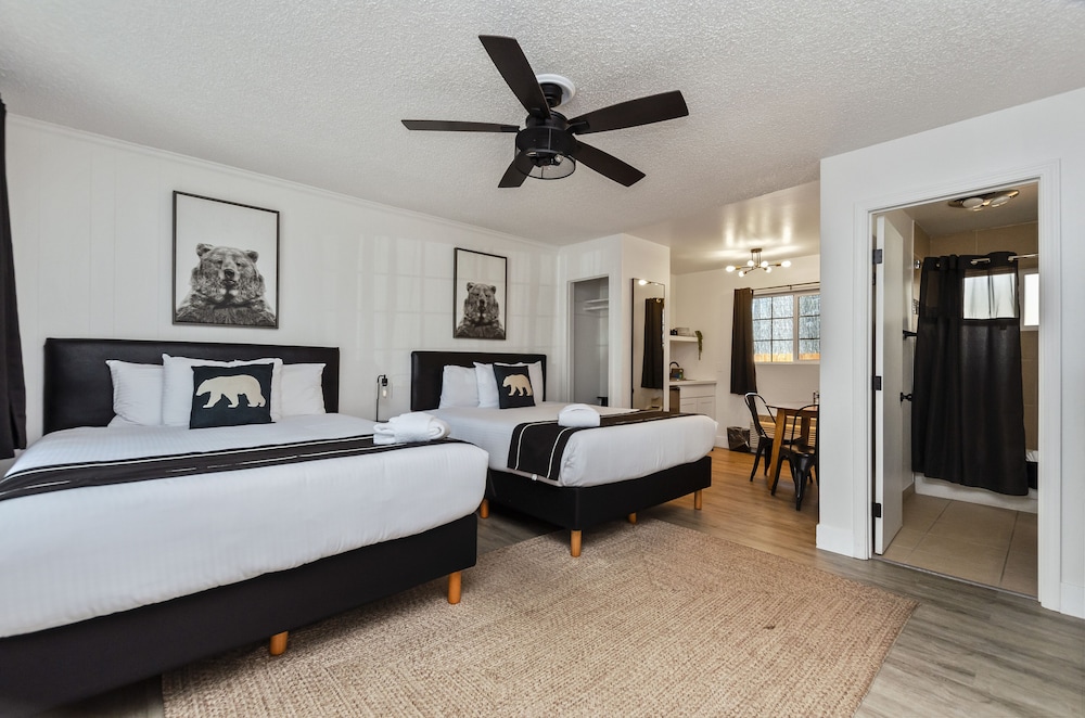 Signature Double Room, 2 Queen Beds (Wet Bar)
