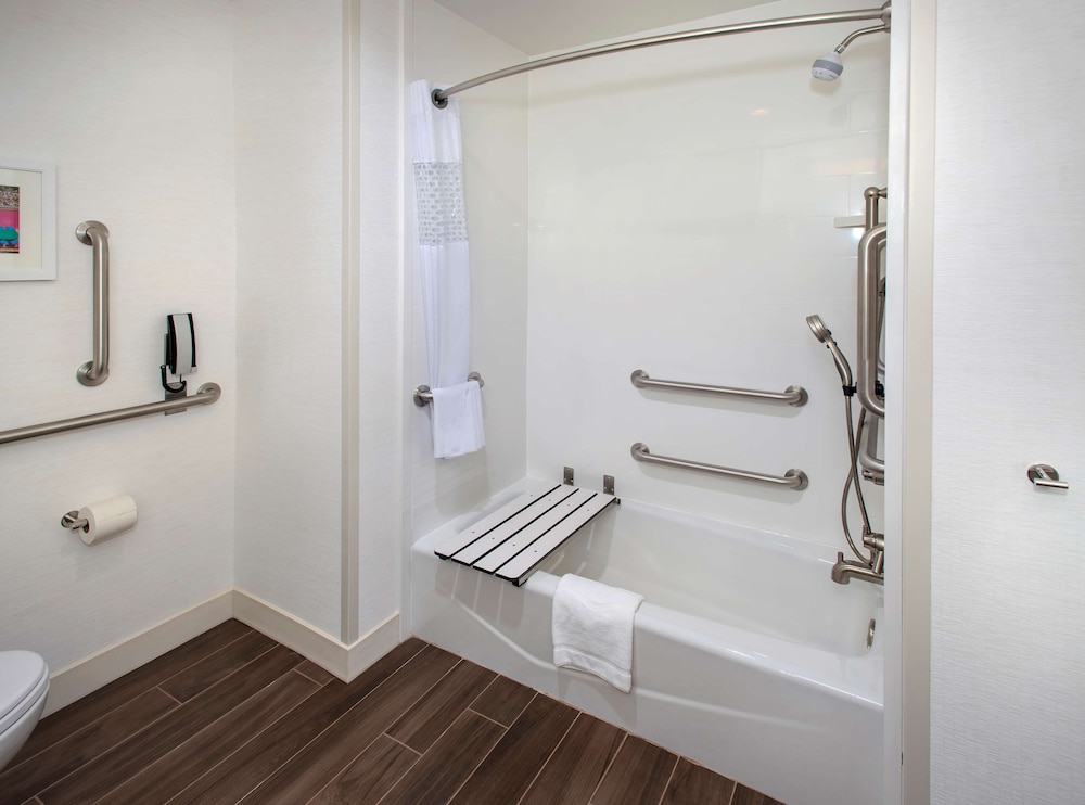 Room, 2 Queen Beds, Accessible, Bathtub (Mobility & Hearing) photo 1