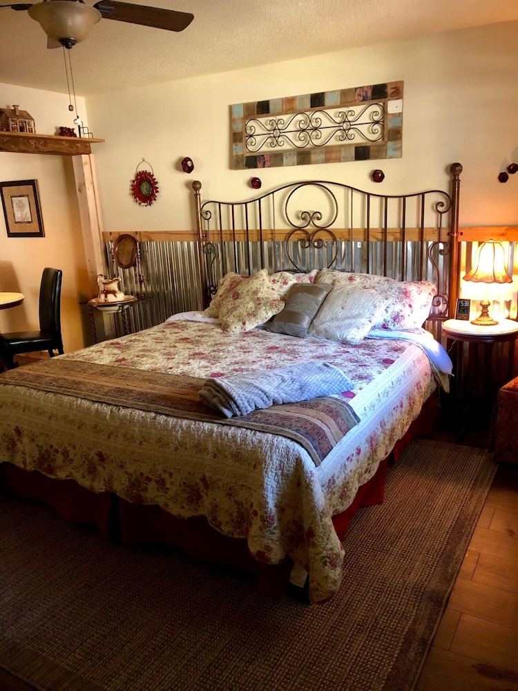 Deluxe Single Room, 1 King Bed, Mountain View photo 3