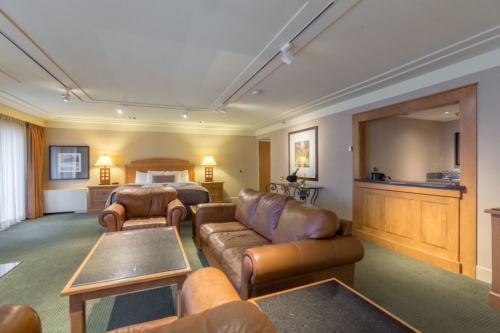 Parlor, King Bed, Preferred View - Photo 11