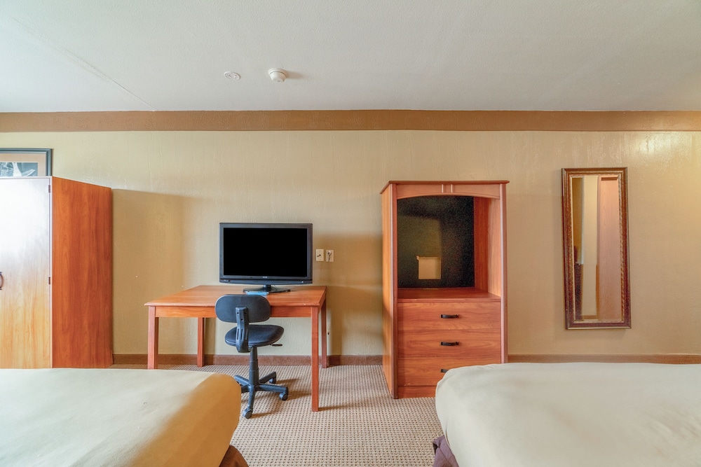 Room, 2 Queen Beds, Non Smoking - Photo 7