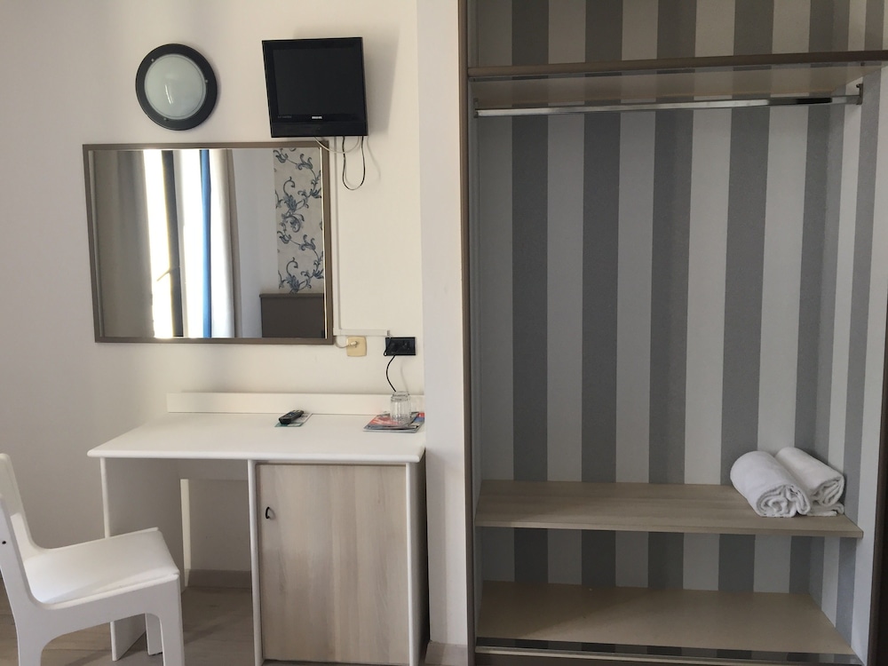 Double or Twin Room, Lake View - Photo 1