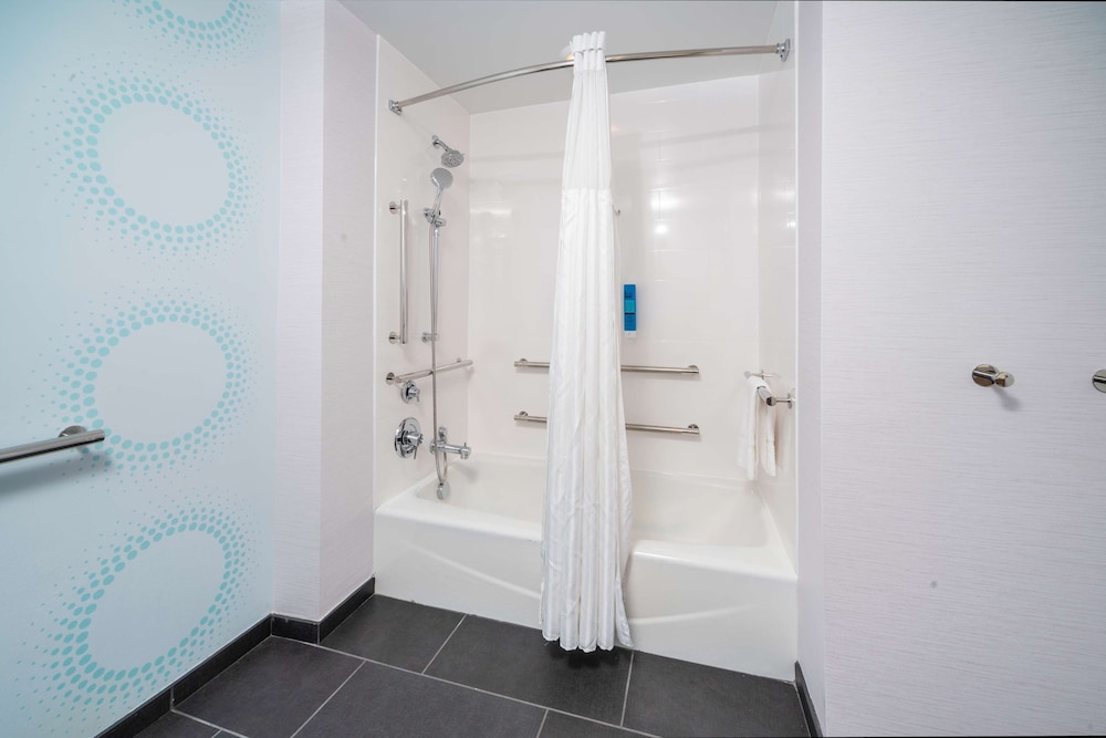Room, 2 Queen Beds, Accessible, Bathtub - Photo 6