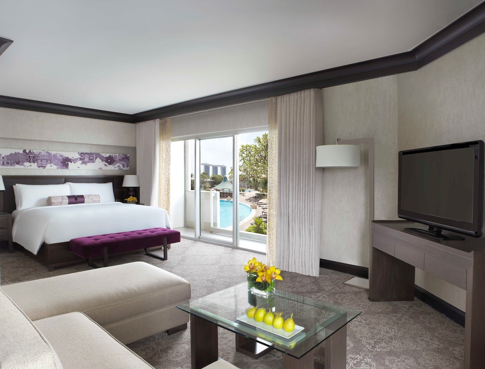 Signature Suite, 1 King, Corner Room with 2 Balconies