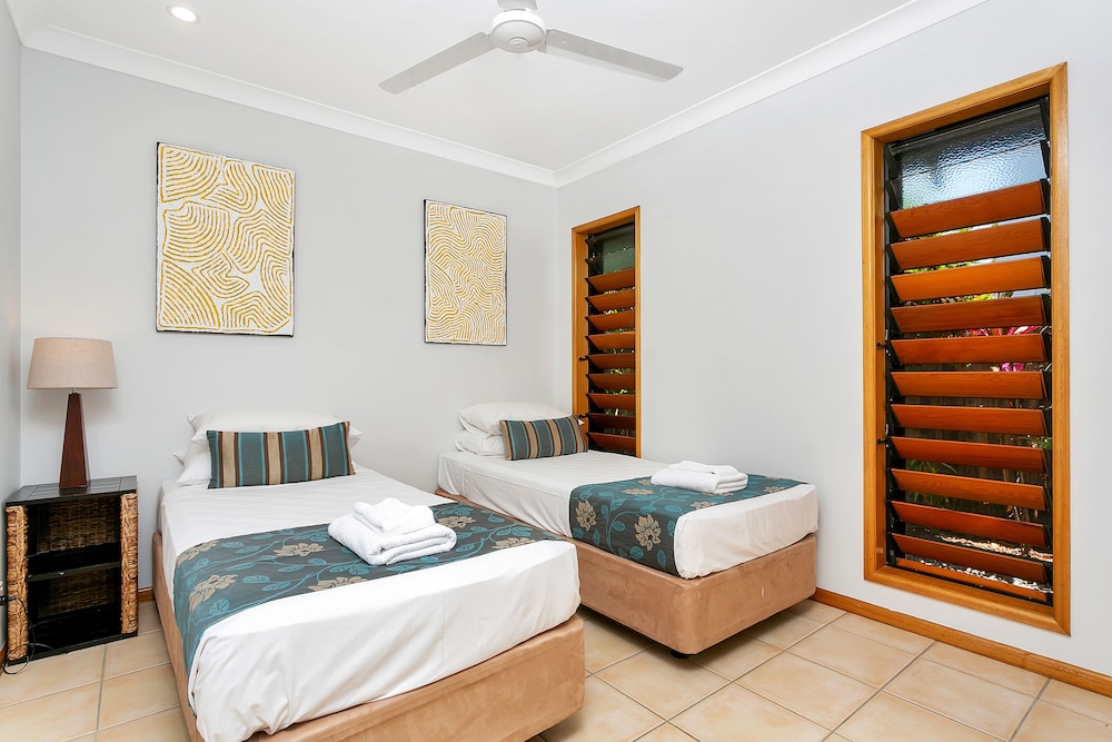 5 Bedroom Beachfront House photo 2