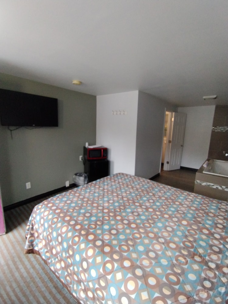 Traditional Suite, 1 Queen Bed, Jetted Tub photo 2