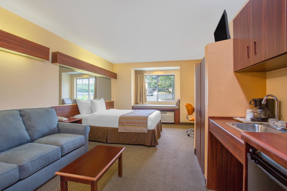 Room, 1 Queen Bed, Accessible, Non Smoking (Bathtub w/ Grab Bars) - Photo 5
