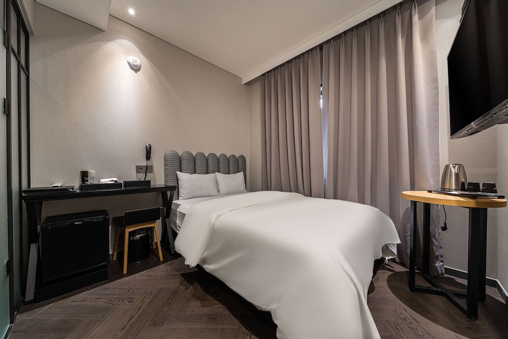 Standard Double Room - Photo 8