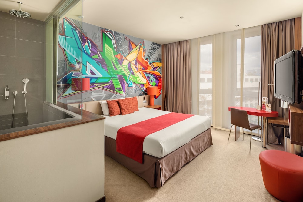 Standard Room, 1 King Bed, Non Smoking - Photo 6