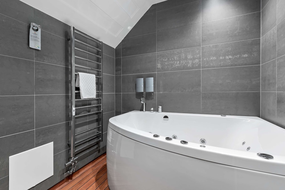 Suite, 2 Twin Beds, Jetted Tub, Sea View (with Sofabed) - Photo 11