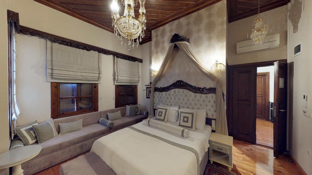 Junior Room, 1 Queen Bed with Sofa bed, Ensuite, City View