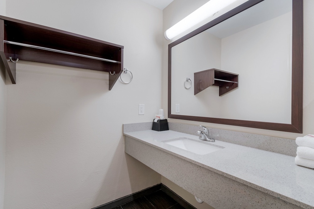Deluxe Room, 1 King Bed, Non Smoking - Photo 4