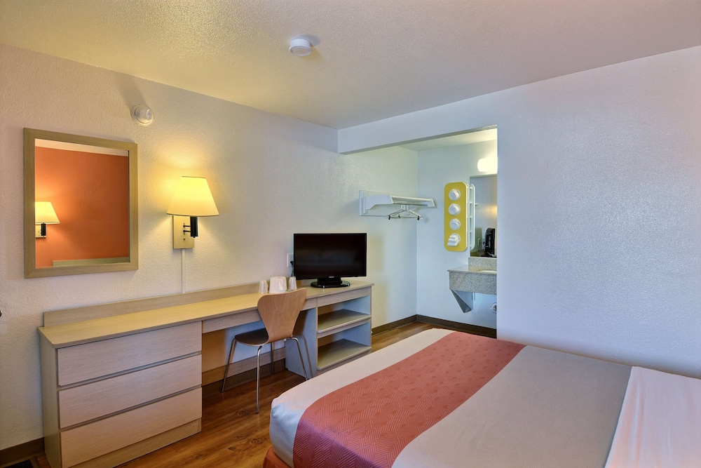 Deluxe Room, 1 Queen Bed, Smoking, Refrigerator & Microwave photo 2