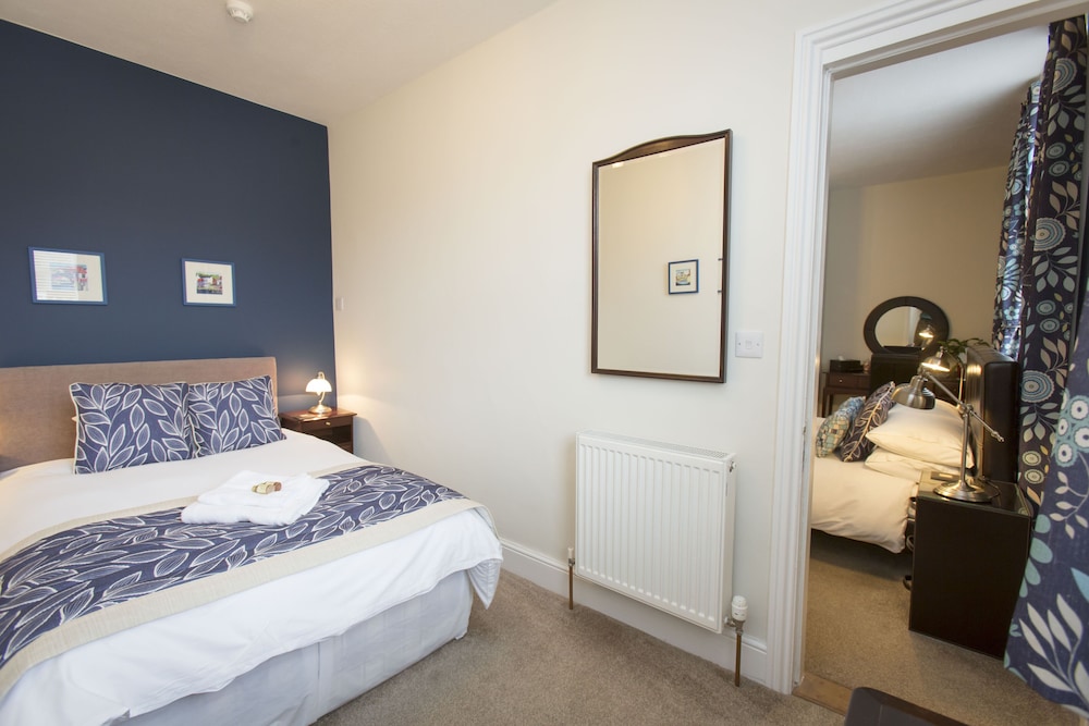 Suite, Ensuite ( Room 3) photo 2